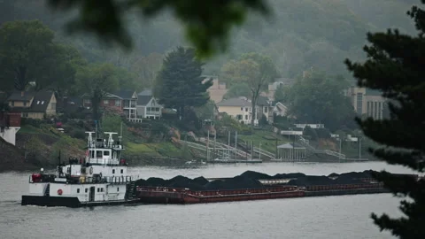 Tugboat pushing a coal barge on a river Vídeo Stock 334102684