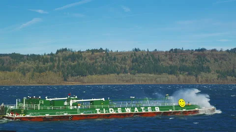 Tugboat pushing hard against current and wind on the Columbia River 動画素材 228490363