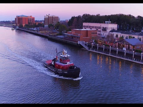 Tugboat on Savannah River Stockbeeldmateriaal 77173873
