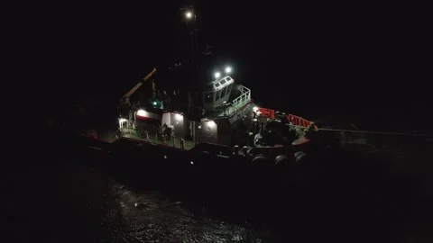Tugboat towing a large cargo ship along the Paraná River in Argentina Vídeo Stock 289655831