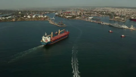  Tugboats guiding the ship to the port. 스톡 동영상 154467053