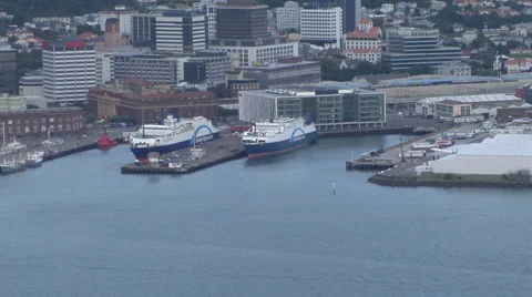 Tugs coming into dock Vidéo 4908043