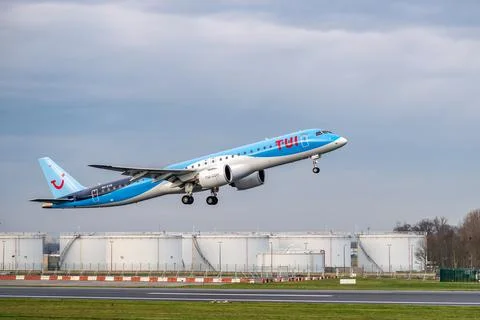 TUI Embraer E195-E2 jet taking off from Brussels Airport Foto stock