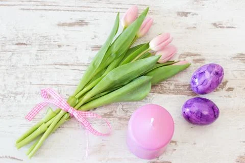Tulips with Easter eggs and candle Foto stock