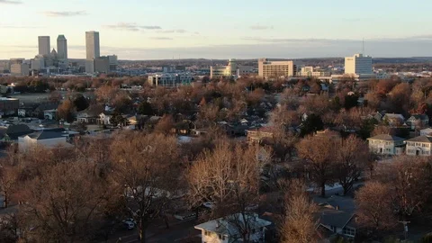 Tulsa skyline beyond a bare winter neighborhood in Oklahoma Vídeos de archivo 121108741