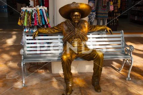 TULUM, MEXICO: Bronze sculpture of Mexican guerrilla hero with sombrero and p Stock Photos