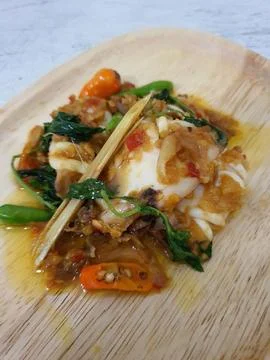 Tumis Cumi Cabe or stir fried fresh squid with green chili and red thai chi.. Foto stock