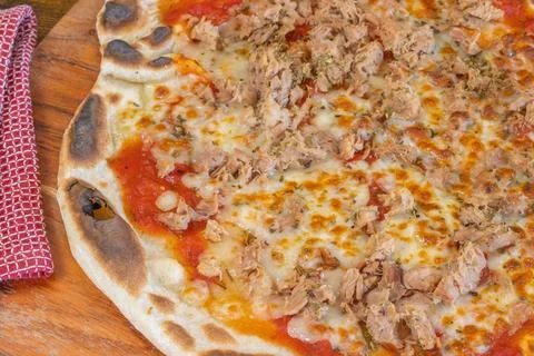 Tuna pizza close-up on a table Foto stock