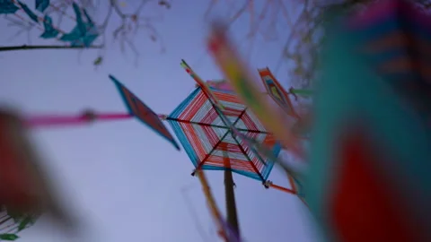 Tung on blue sky background, it is a term for yarn work that is wrapped in three Vidéo 141009307