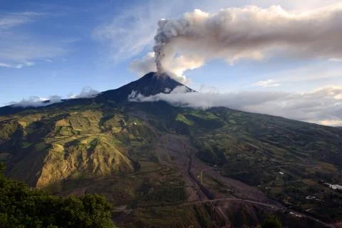 Tungurahua Volcano Smoking 29 11 2010 Ecuador South America 4Pm Local Time Stock Photos