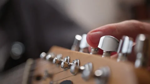 Tuning an electric guitar. Vídeos de archivo 301309430