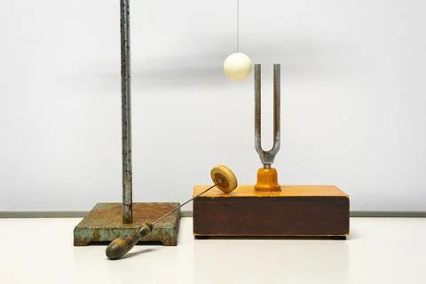A tuning fork is struck, causing a table tennis ball to vibrate Foto stock
