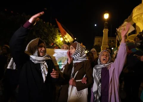 Tunisians react after Israel/Hamas ceasefire deal announcement, Tunis, Tunisia - Foto stock