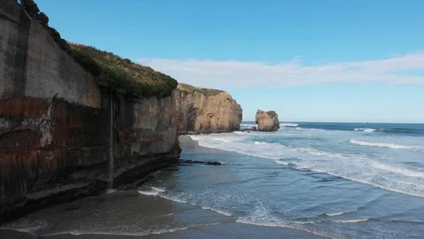 Tunnel beach surrounded by rocks, Dunedin, South Island of New Zealand Stockbeeldmateriaal 125456244