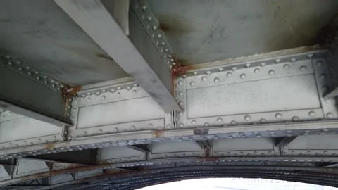 Tunnel, bridge over the river. Iron structures, bottom view, from the inside, 库存影片 167209342