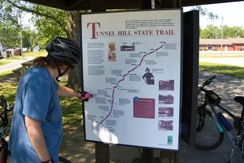 Tunnel Hill Pointing at Map Foto stock