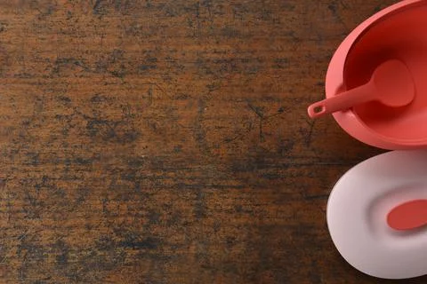 Tupperware serving set with wood table background Foto stock