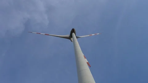 Turbine blades powered by wind making clean green energy electricity 库存影片 290318861