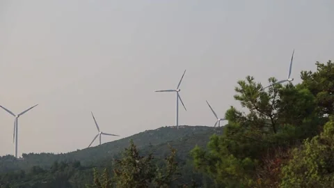 Turbines powered by wind power. clean energy production for nature. Vídeo Stock 157101571