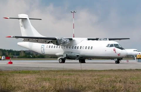 Turbo-prop plane without engines at the airport. Engines broken, removed for  Foto stock