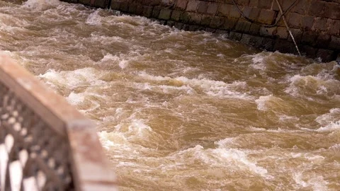 Turbulent muddy river water flowing fast 库存影片 340263832