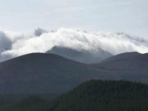 Turbulent undulating clouds rolling over scottish highland hills 動画素材 80430417