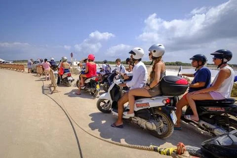 Turistas italianos en una cola de motocicletas en la entrada del parque, cami Stock Photos
