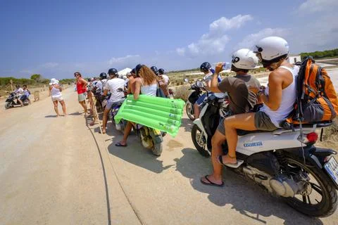 Turistas italianos en una cola de motocicletas en la entrada del parque, cami Stock Photos