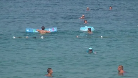 Turkey, Antalya, August 20, 2015 : people swim and sunbathe on the beach 库存影片 74785121