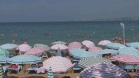Turkey, Antalya, August 20, 2015 : beach, sun umbrellas,people swim and sunbathe 库存影片 74876609