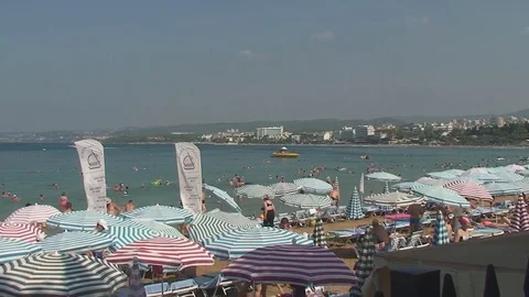 Turkey, Antalya, August 20, 2015 : beach, sun umbrellas,people swim and sunbathe 库存影片 74918014