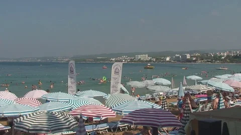 Turkey, Antalya, August 20, 2015 : beach, sun umbrellas,people swim and sunbathe 库存影片 74952647