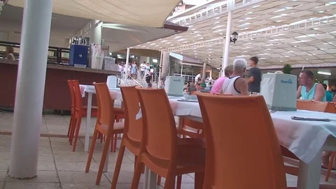 Turkey, Antalya, August 20, 2015, people dine at the restaurant Vídeos de archivo 75440933