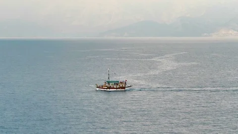 TURKEY, ANTALYA - August 20 , 2017 : A tourist ship with tourists sails. Vídeo Stock 80211026