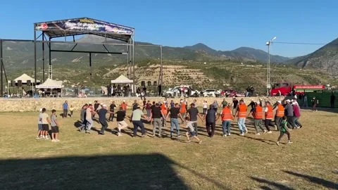Turkey: Bull leaps through gate and escapes Turkish wrestling arena 库存影片 345581766