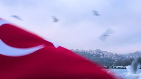 Turkey flag close-up. Turkish flag on the background of the Bosphorus close-up. Vídeos de archivo 210511362