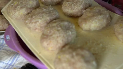 Turkey meat cutlets are prepared in the home kitchen Video stock 154557150