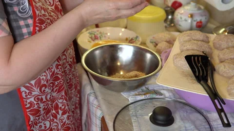 Turkey meat cutlets are prepared in the home kitchen Video stock 154557732