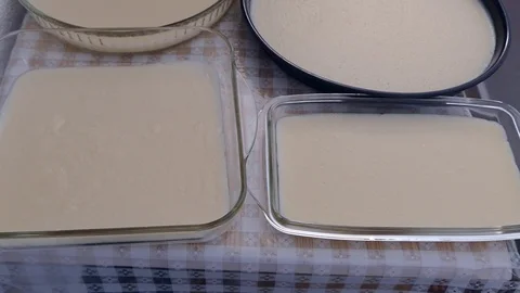 Turkey specific paste food, pouring dough trays, Arabasi, Vídeos de archivo 123873493