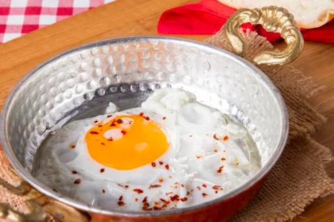 Turkish Breakfast - Fried Egg wit sliced bread on table Foto stock
