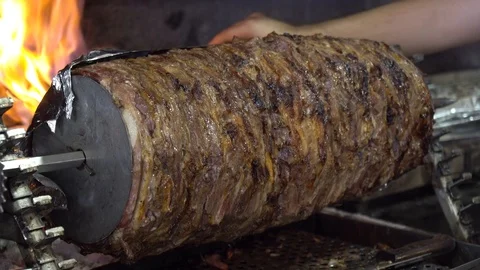 Turkish cag kebab is cooked in front of the fire. Vidéo 106020846