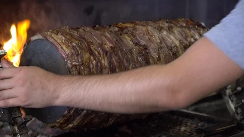 Turkish cag kebab is cooked in front of the fire. Vidéo 106020999