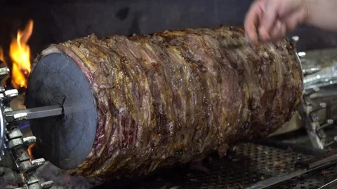 Turkish cag kebab is cooked in front of the fire Vidéo 106021053