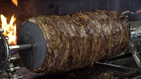 Turkish cag kebab is cooked in front of the fire Vidéo 106021132