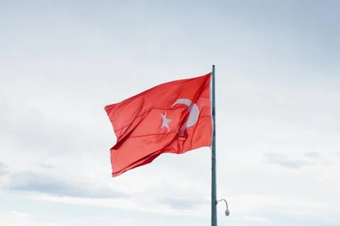 Turkish flag develops in the wind against the background of the evening sky. Foto stock