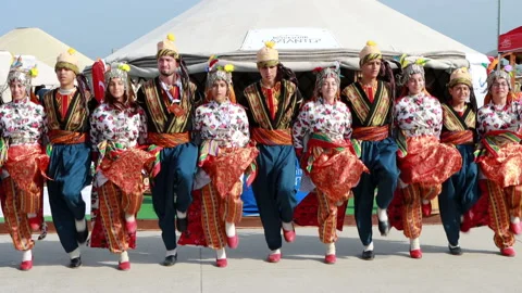 Turkish folk dance group dances in traditional clothes Vídeos de archivo 280378852