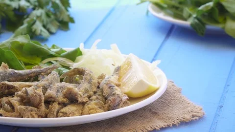 Turkish Hamsi Tava with lemon and arugula. Fried Anchovies close up view. Vídeos de archivo 80309949