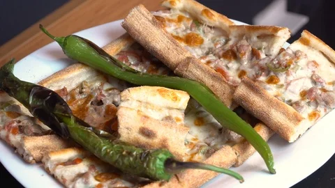Turkish pide with ground meat in small pieces, kashar cheese, green pepper. Vídeos de archivo 99521742