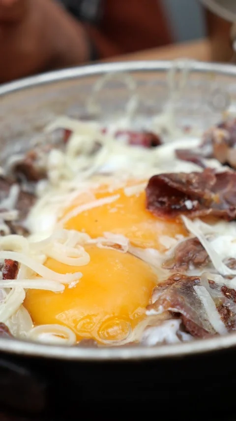 Turkish scrambled eggs with roasted meat in copper pan Video stock 294963548