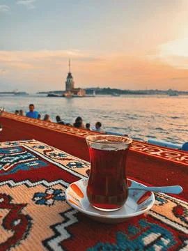 Turkish tea overlooking Maiden Tower in Istanbul Foto stock